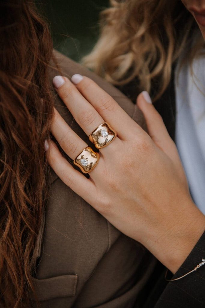 Élégante bague chevalière femme scintillante