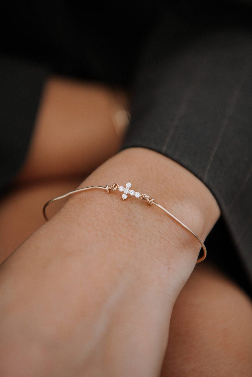 LiAma-128-scaled | MAISON LIAMA Bracelet jonc croix en zircon