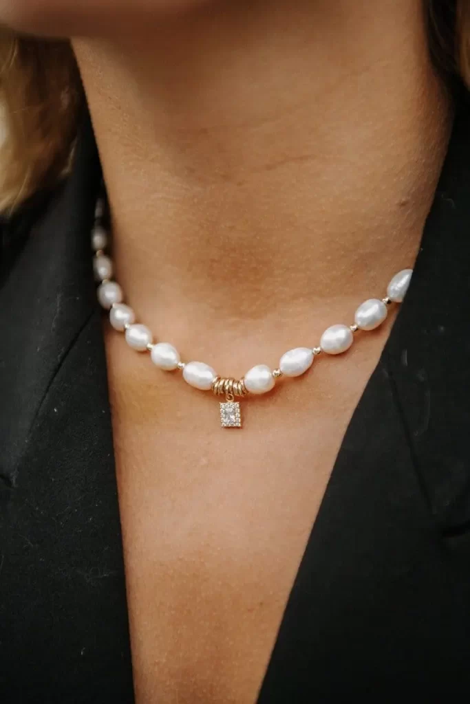 Collier élégant en perles d'eau douce et zircon